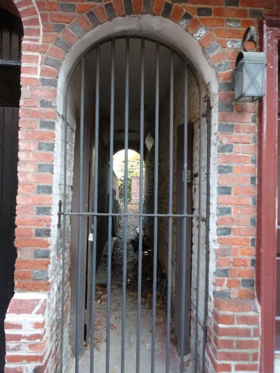 Narrow passage between two houses