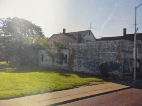 The upstairs apartment offered access to store's roof where my mom would watch passersby